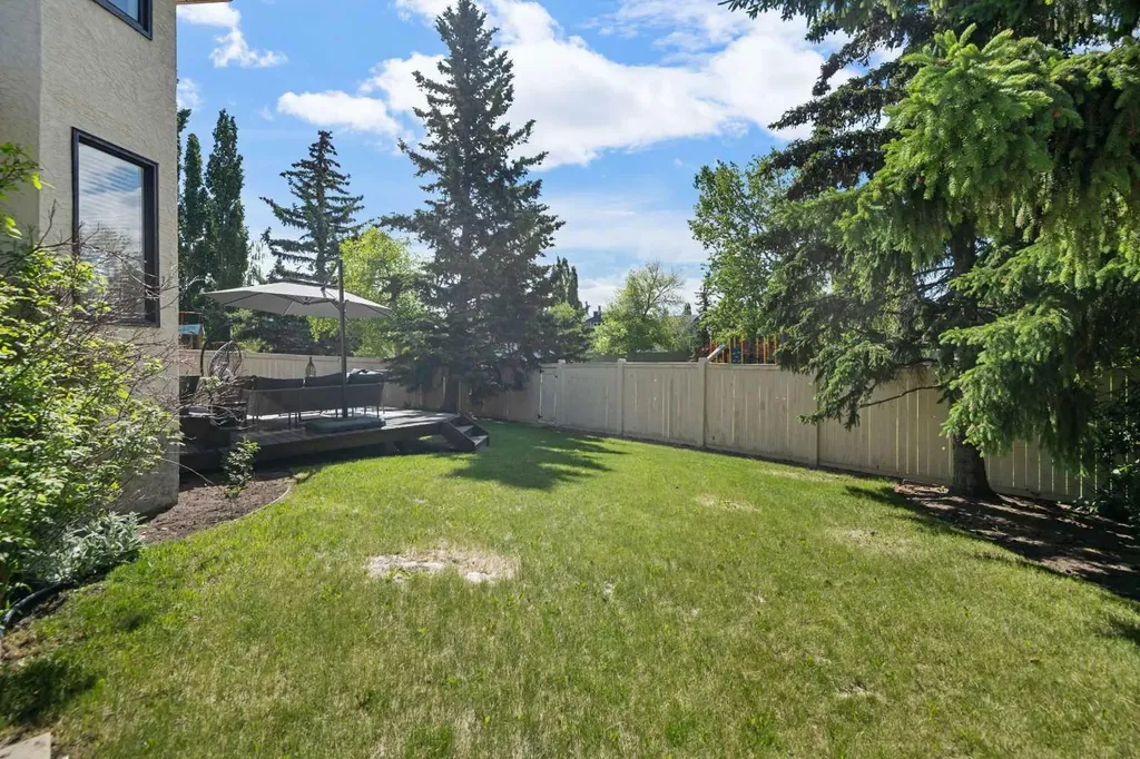 95 Hawkstone Close NW Calgary AB T3G 3P3