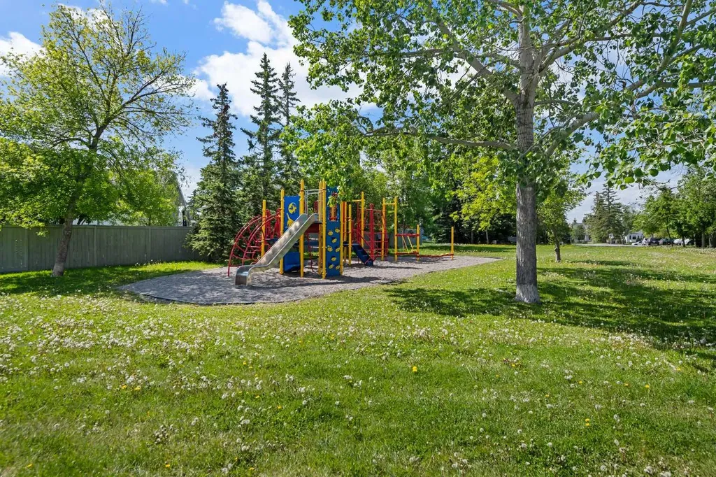 95 Hawkstone Close NW Calgary AB T3G 3P3