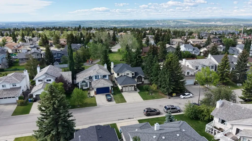 95 Hawkstone Close NW Calgary AB T3G 3P3