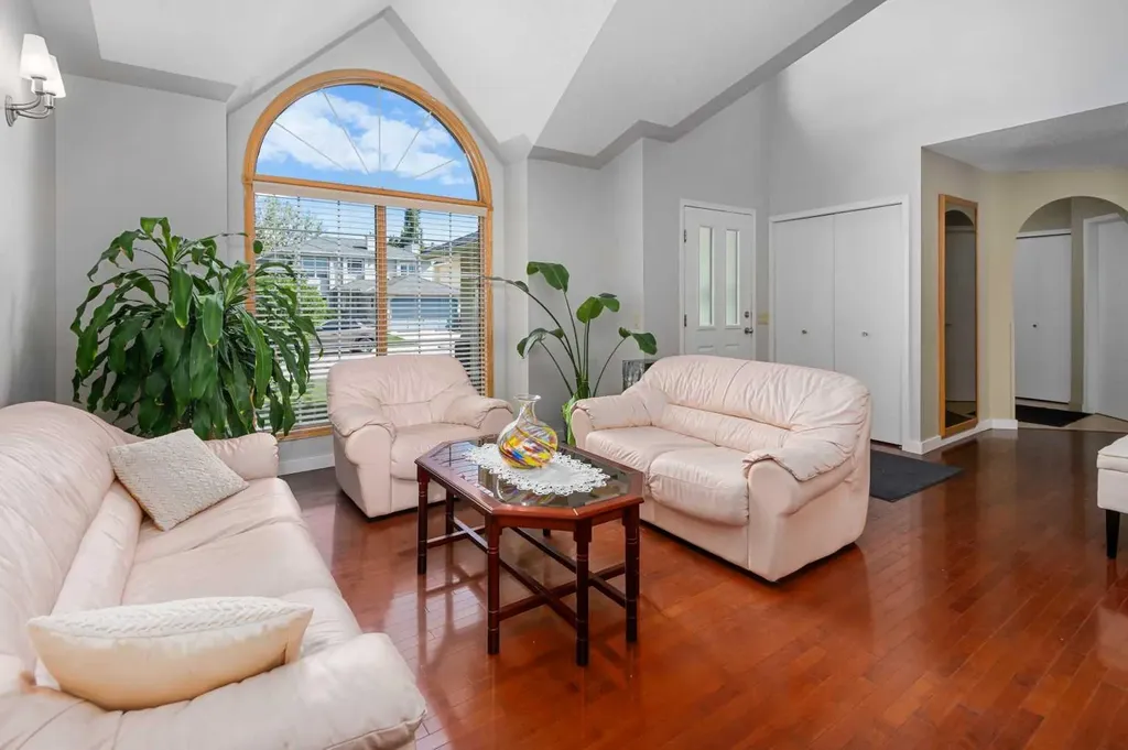 95 Hawkstone Close NW Calgary AB T3G 3P3