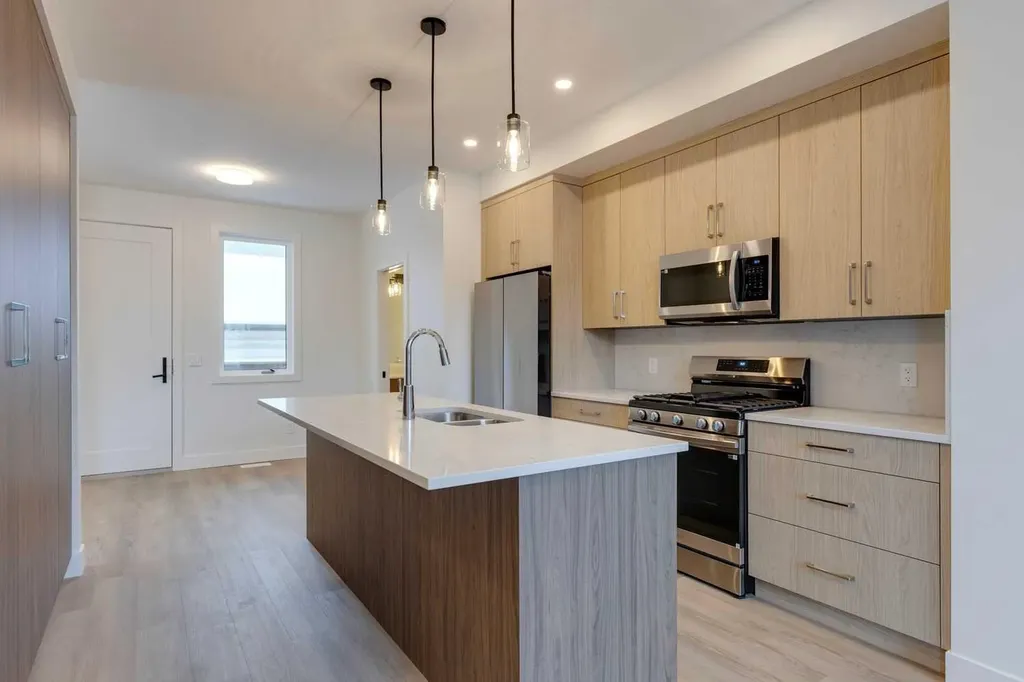 2126 7 Street NW Calgary AB T2M 1K3