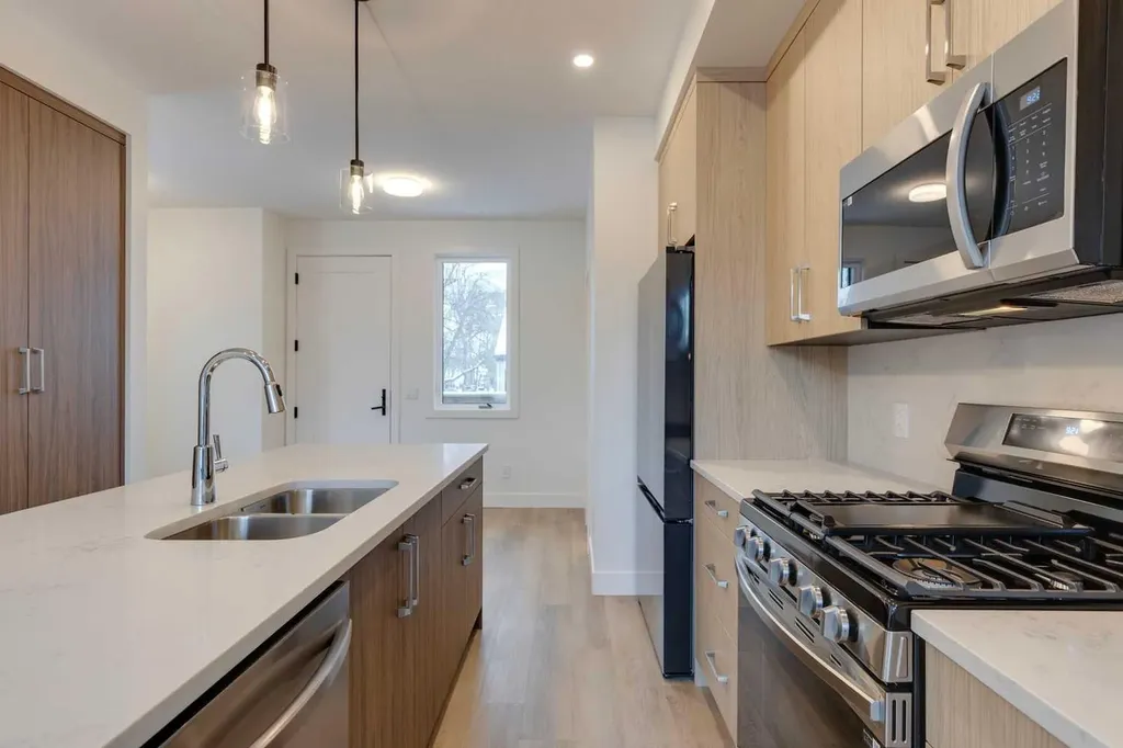 2126 7 Street NW Calgary AB T2M 1K3