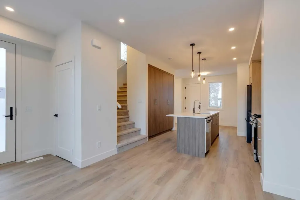2126 7 Street NW Calgary AB T2M 1K3