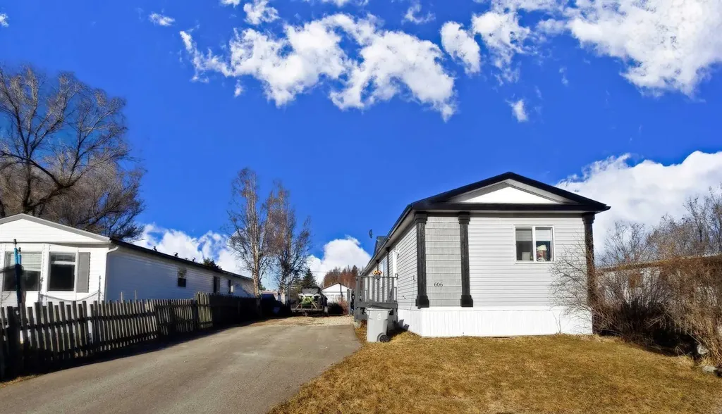 606 52 Street Edson AB T7E 1K9