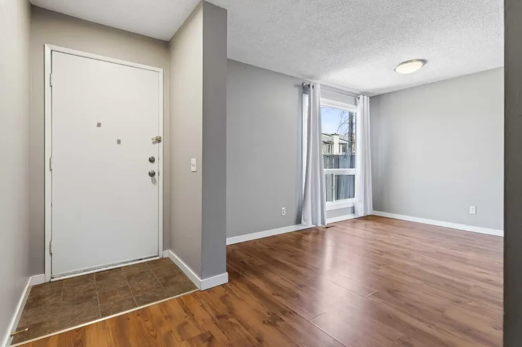 6915 Ranchview Drive NW Calgary AB T3G 1R8