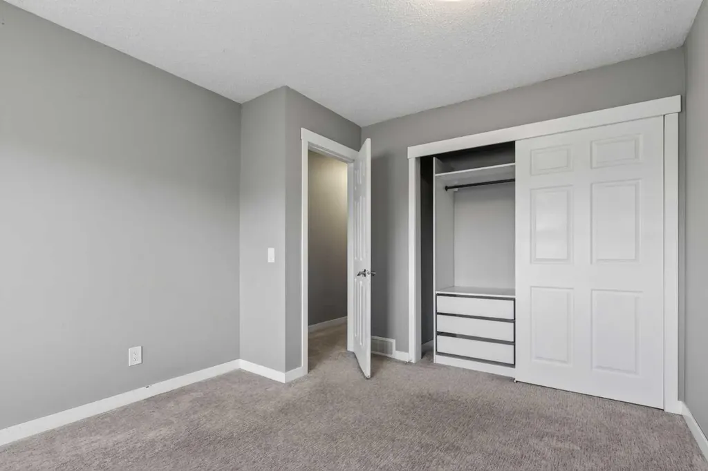 6915 Ranchview Drive NW Calgary AB T3G 1R8