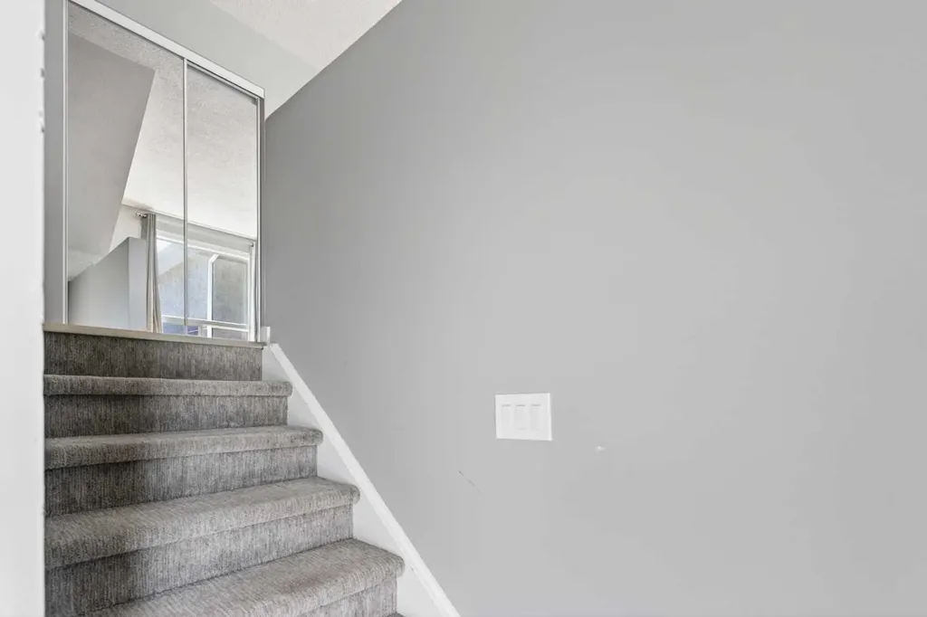 6915 Ranchview Drive NW Calgary AB T3G 1R8