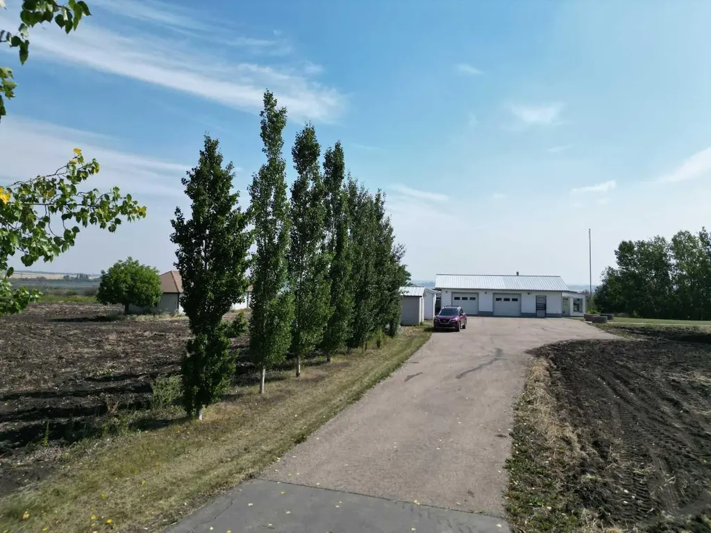 60037 Twp Road 725 Clairmont AB T8X 4R4