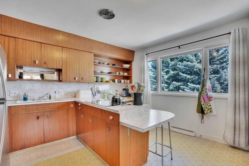 36 Malibou Road SW Calgary AB T2V1W8