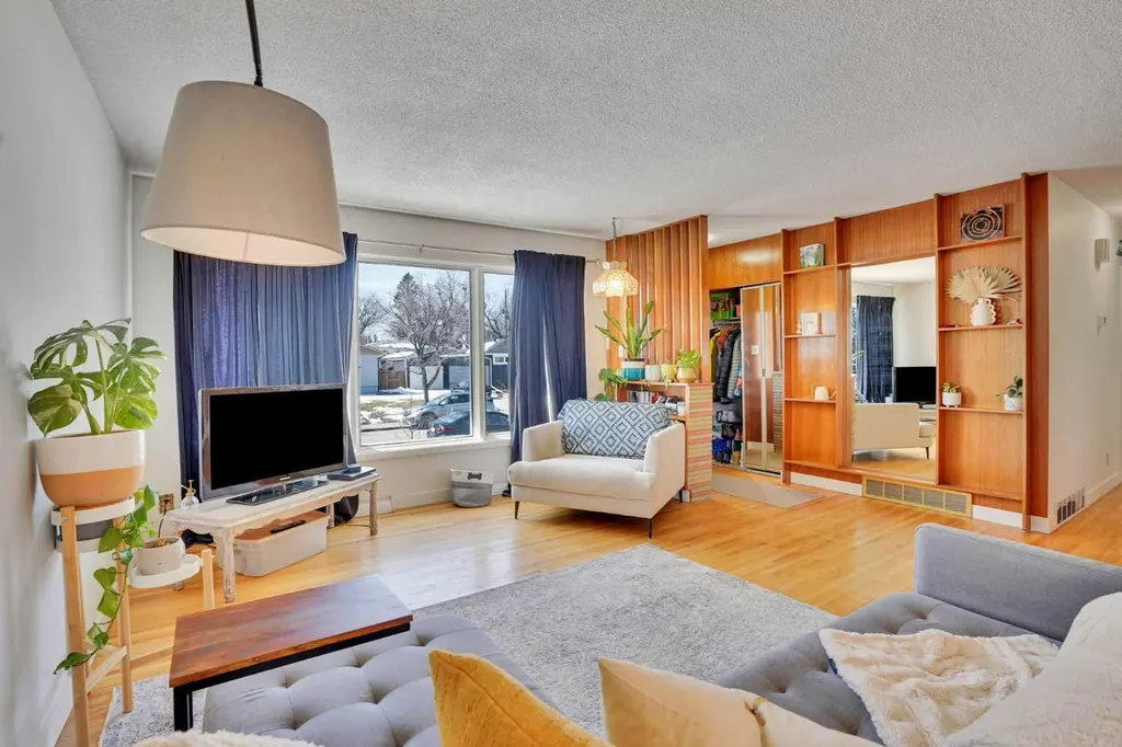 36 Malibou Road SW Calgary AB T2V1W8