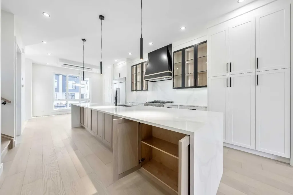 2433 23 Street NW Calgary AB T2M 3Y3