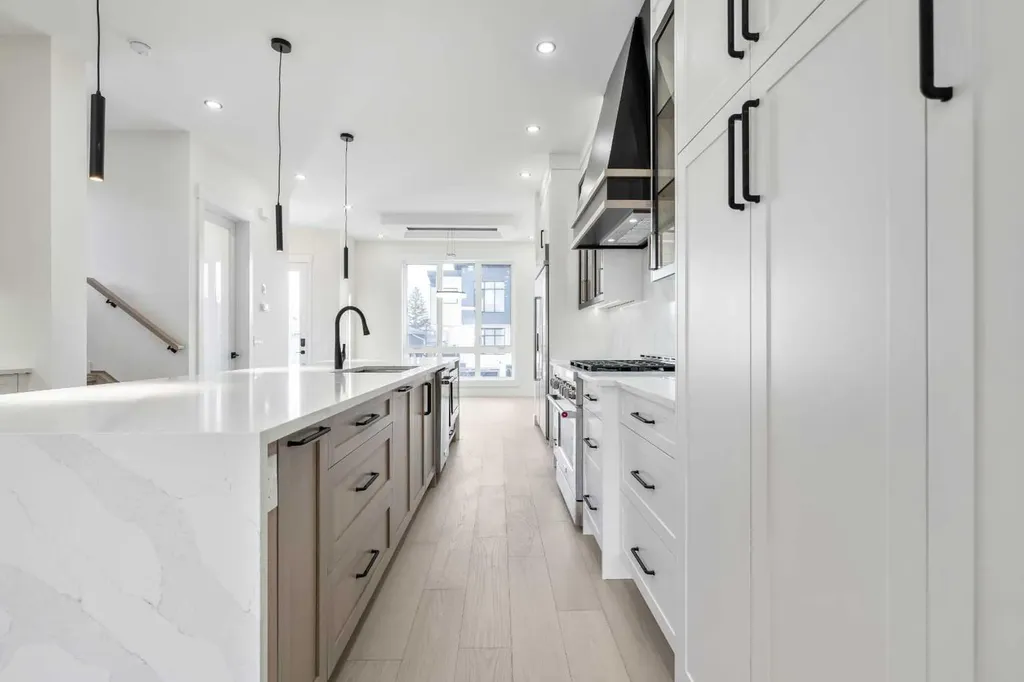 2433 23 Street NW Calgary AB T2M 3Y3