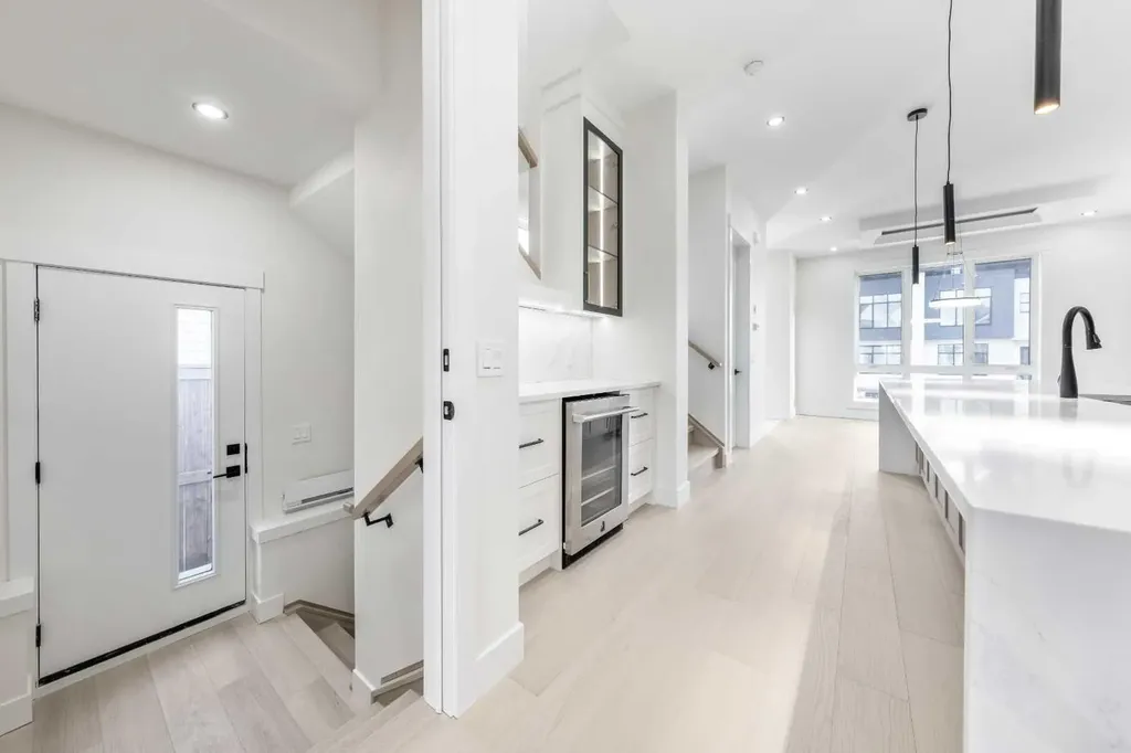 2433 23 Street NW Calgary AB T2M 3Y3
