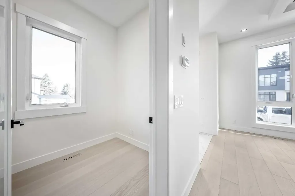 2433 23 Street NW Calgary AB T2M 3Y3