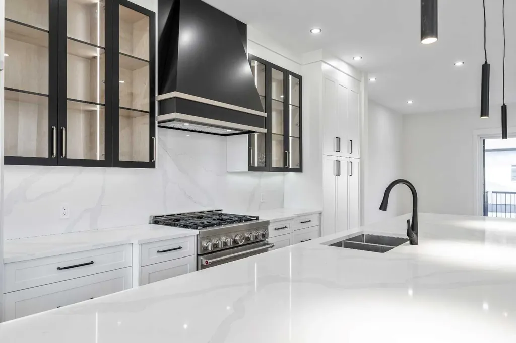 2433 23 Street NW Calgary AB T2M 3Y3