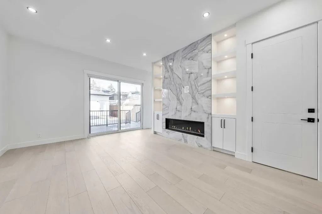 2433 23 Street NW Calgary AB T2M 3Y3