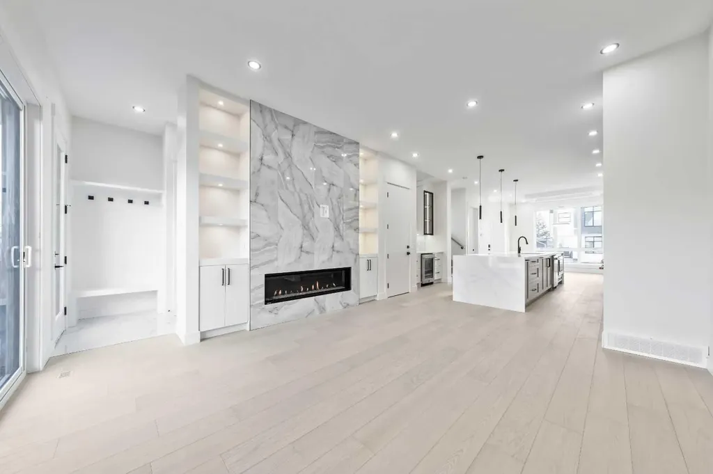 2433 23 Street NW Calgary AB T2M 3Y3