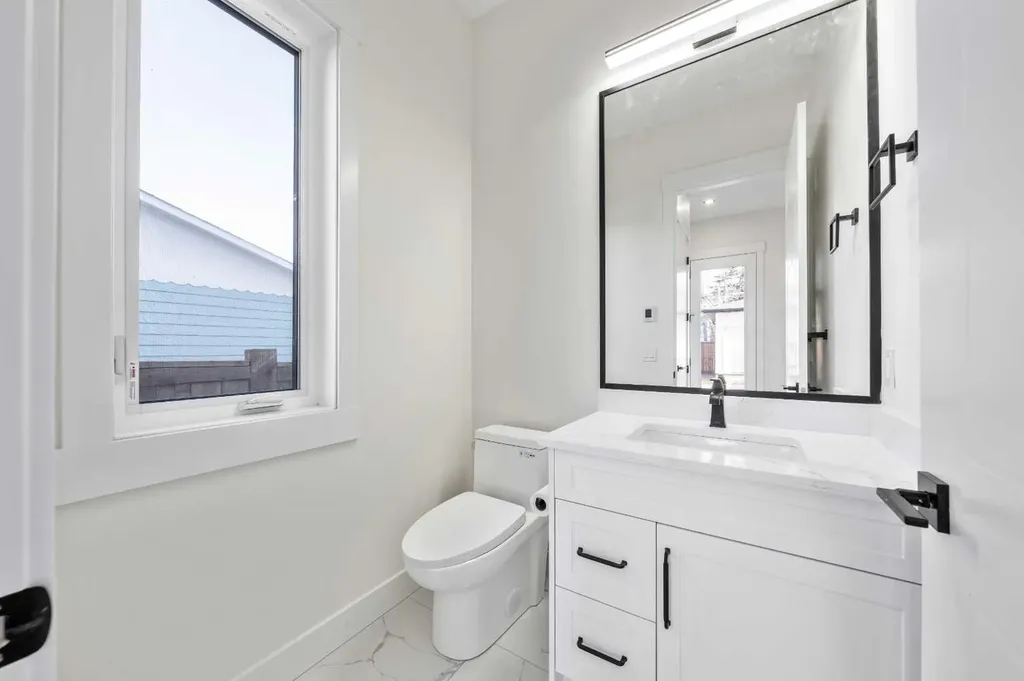 2433 23 Street NW Calgary AB T2M 3Y3