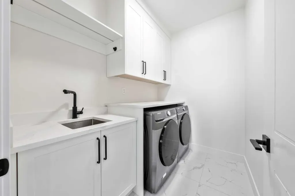 2433 23 Street NW Calgary AB T2M 3Y3