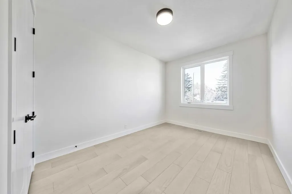 2433 23 Street NW Calgary AB T2M 3Y3