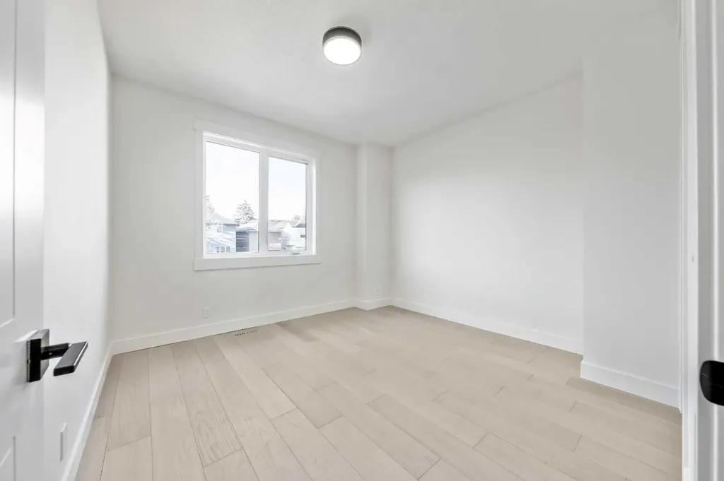 2433 23 Street NW Calgary AB T2M 3Y3