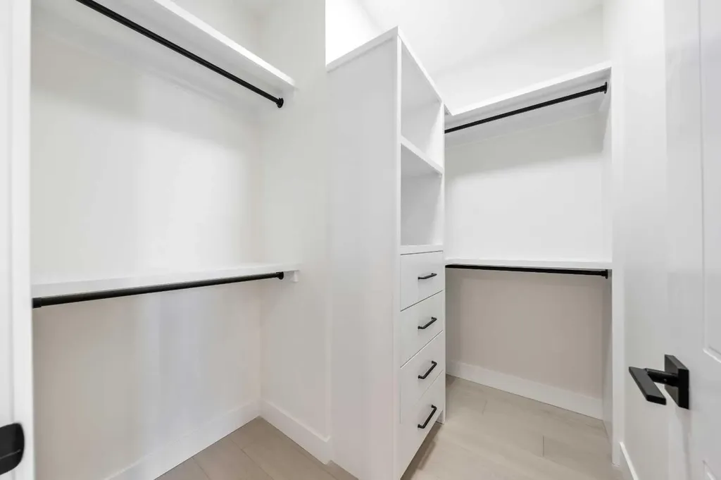 2433 23 Street NW Calgary AB T2M 3Y3