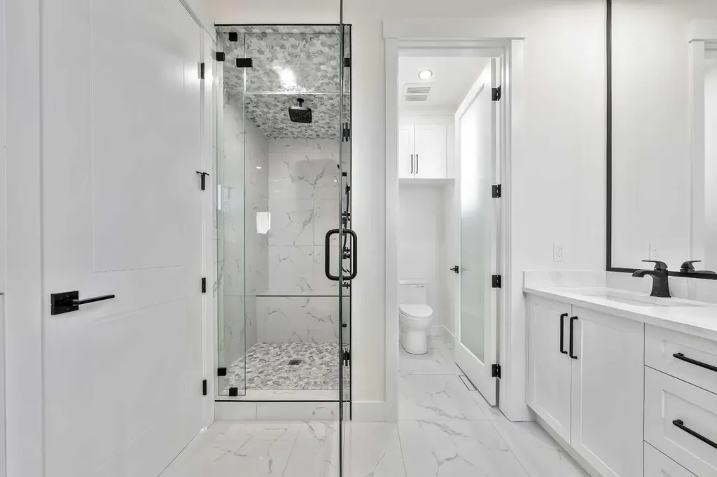 2433 23 Street NW Calgary AB T2M 3Y3