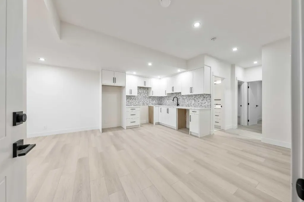 2433 23 Street NW Calgary AB T2M 3Y3