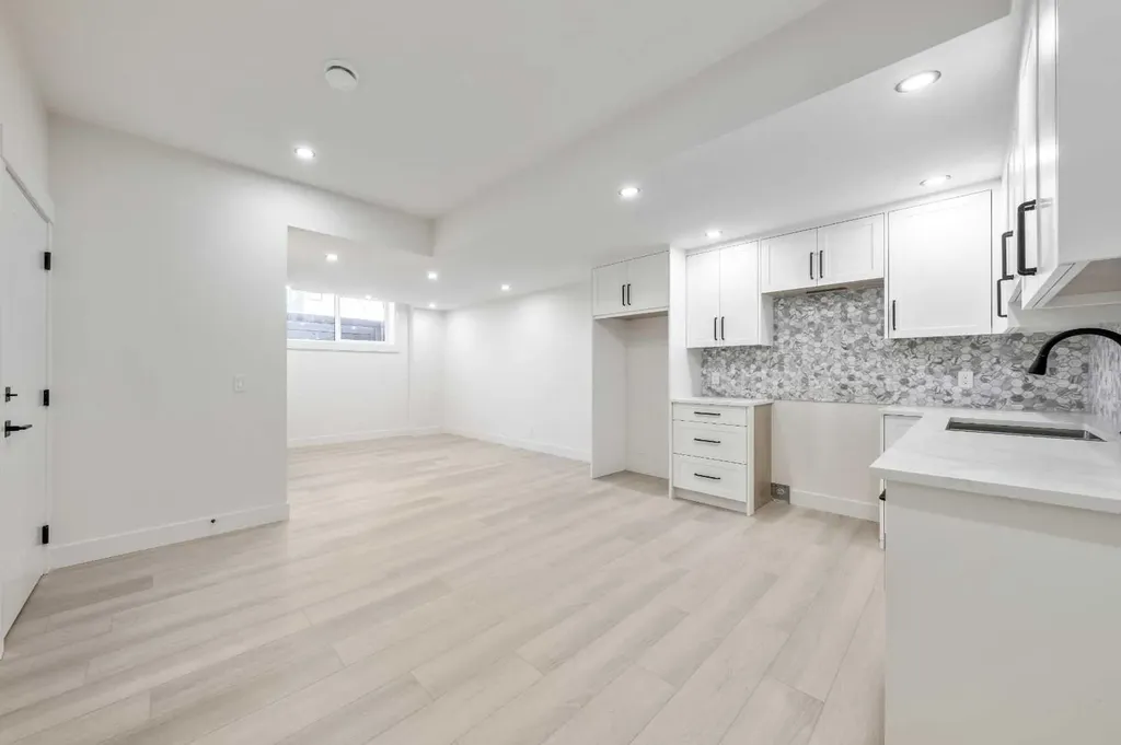 2433 23 Street NW Calgary AB T2M 3Y3