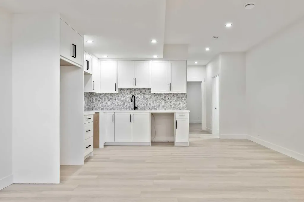 2433 23 Street NW Calgary AB T2M 3Y3