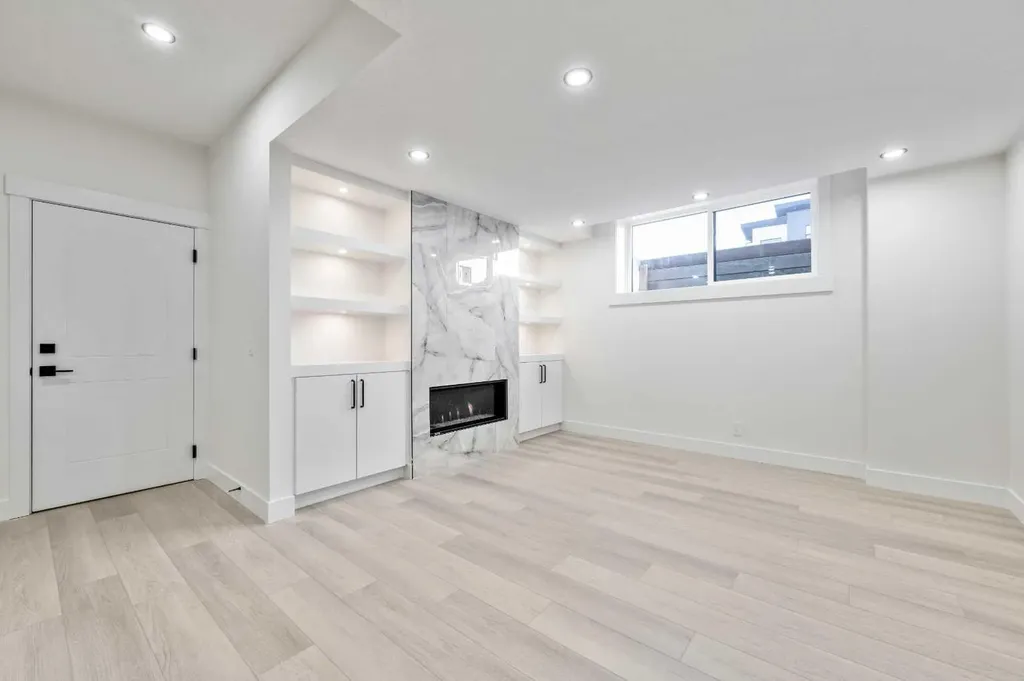 2433 23 Street NW Calgary AB T2M 3Y3
