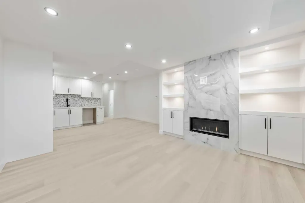 2433 23 Street NW Calgary AB T2M 3Y3