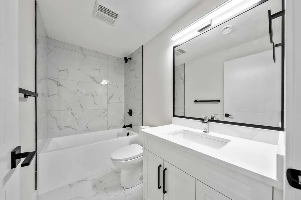 2433 23 Street NW Calgary AB T2M 3Y3
