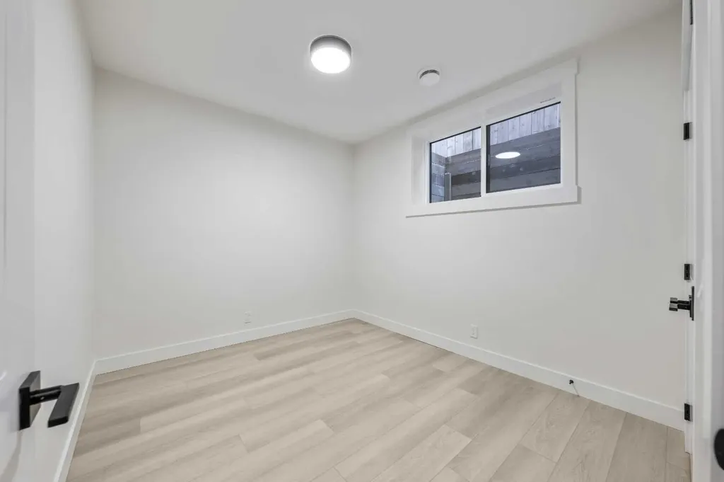 2433 23 Street NW Calgary AB T2M 3Y3