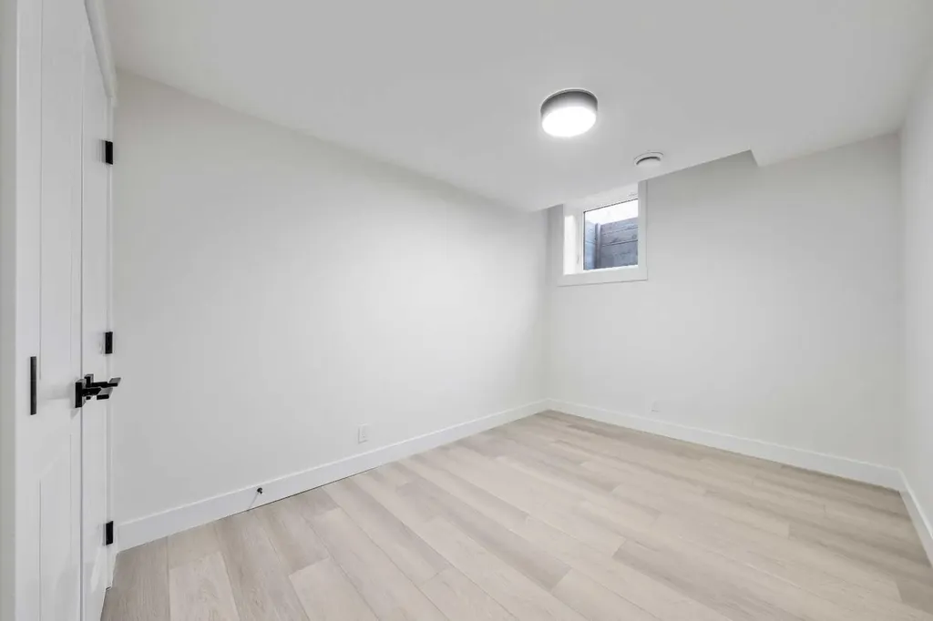 2433 23 Street NW Calgary AB T2M 3Y3