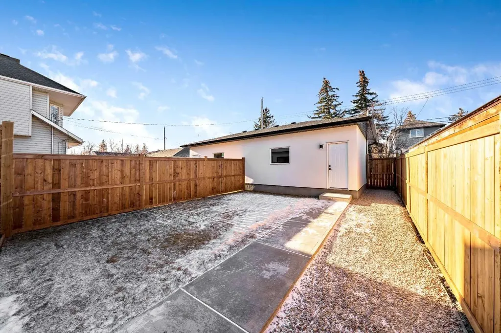 2433 23 Street NW Calgary AB T2M 3Y3