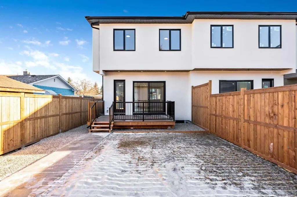 2433 23 Street NW Calgary AB T2M 3Y3
