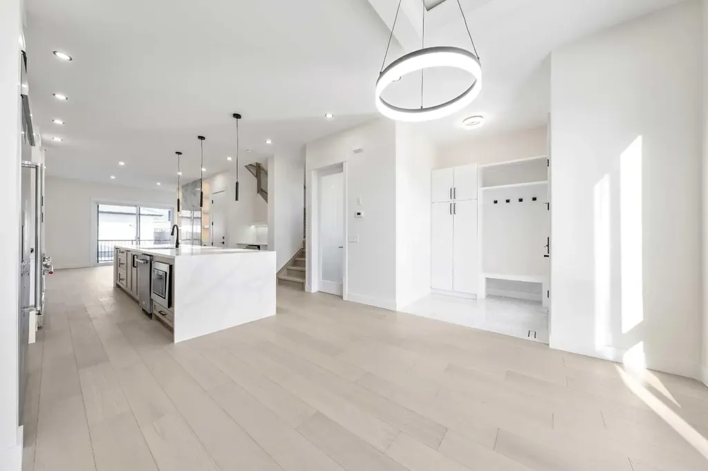 2433 23 Street NW Calgary AB T2M 3Y3