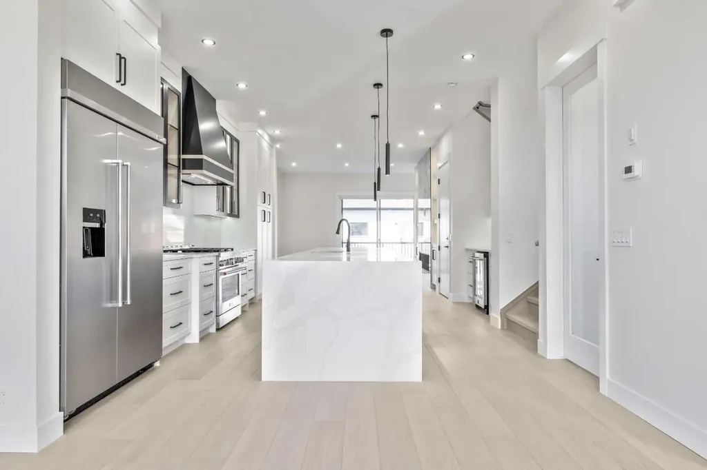 2433 23 Street NW Calgary AB T2M 3Y3