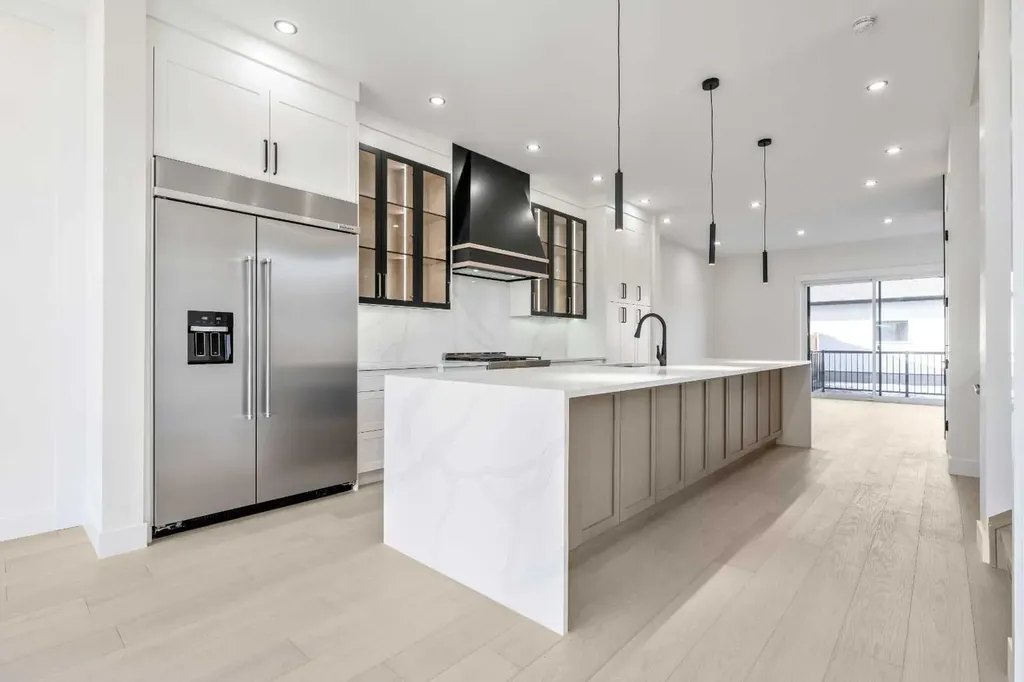 2433 23 Street NW Calgary AB T2M 3Y3
