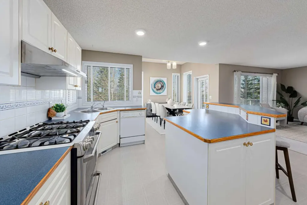 12 Hampstead Gardens NW Calgary AB T3A 5Y4