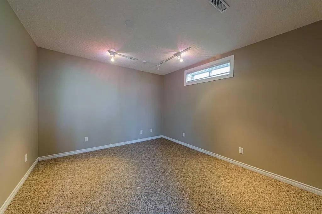 12 Hampstead Gardens NW Calgary AB T3A 5Y4