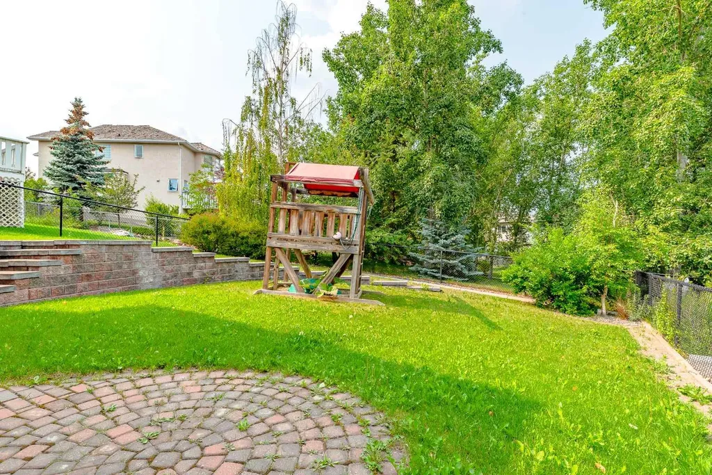 12 Hampstead Gardens NW Calgary AB T3A 5Y4