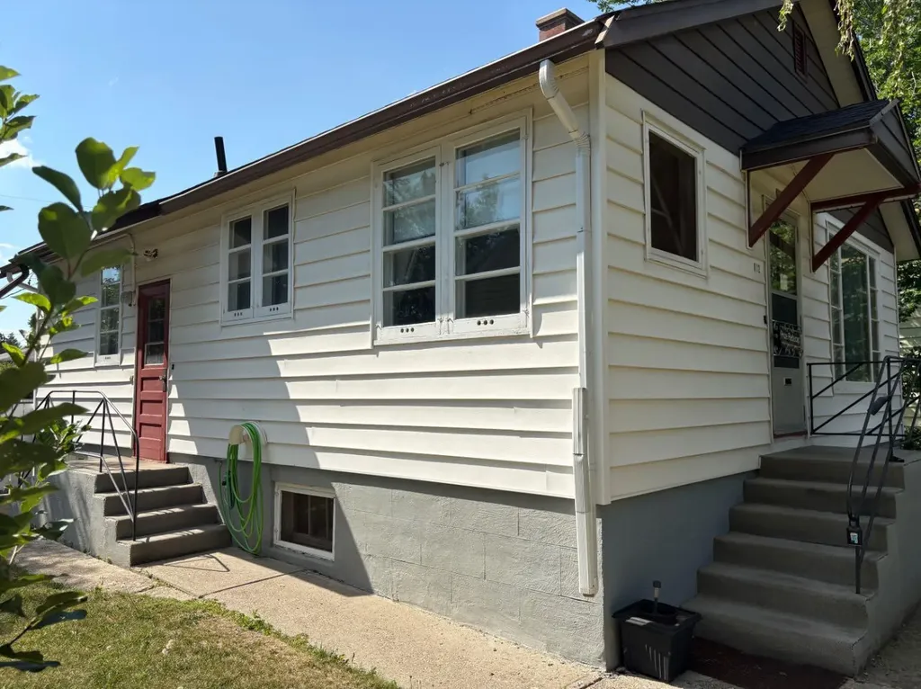 812 6 Street S Lethbridge AB T1J 2E8