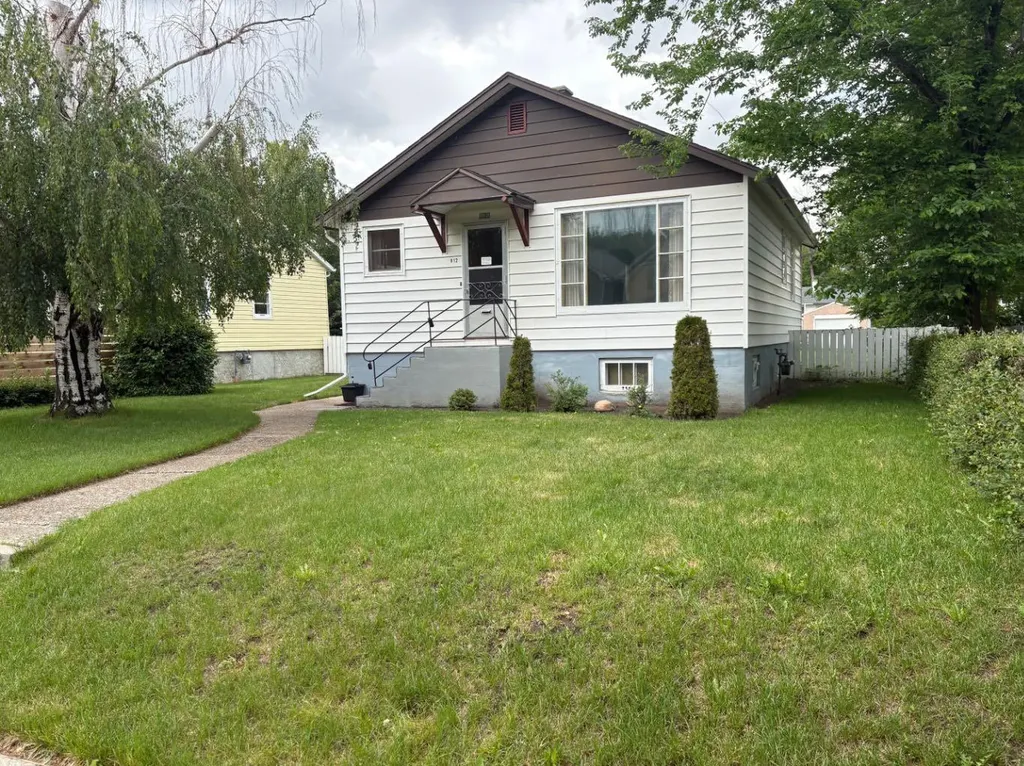 812 6 Street S Lethbridge AB T1J 2E8