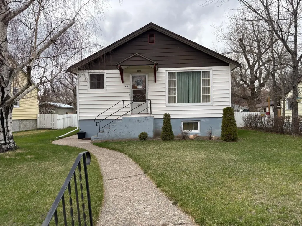 812 6 Street S Lethbridge AB T1J 2E8