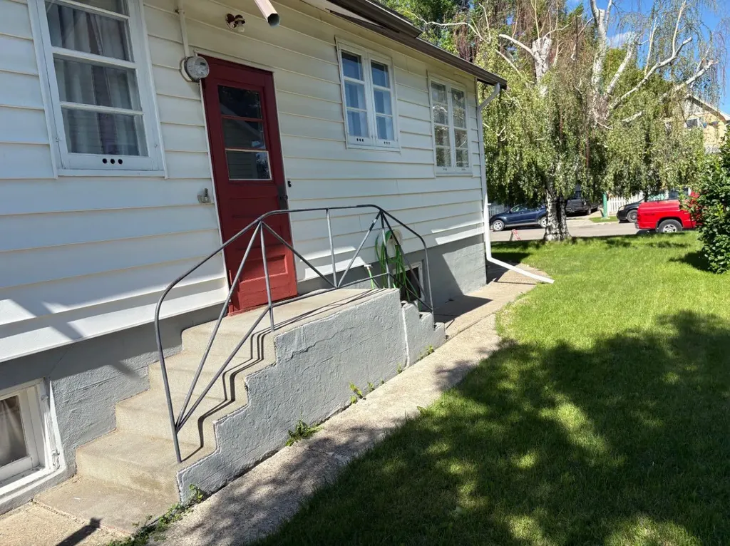 812 6 Street S Lethbridge AB T1J 2E8