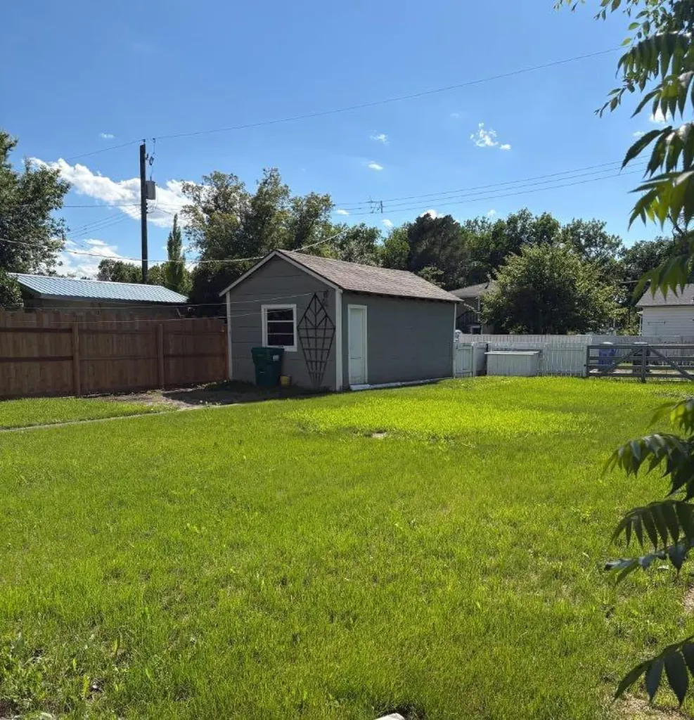 812 6 Street S Lethbridge AB T1J 2E8