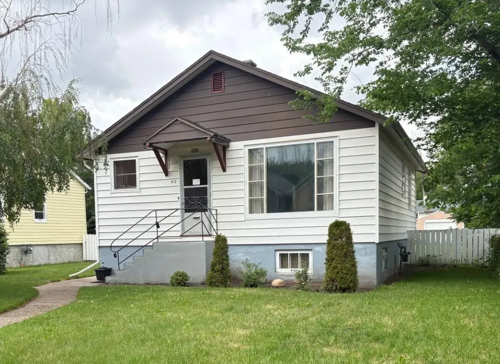 812 6 Street S Lethbridge AB T1J 2E8