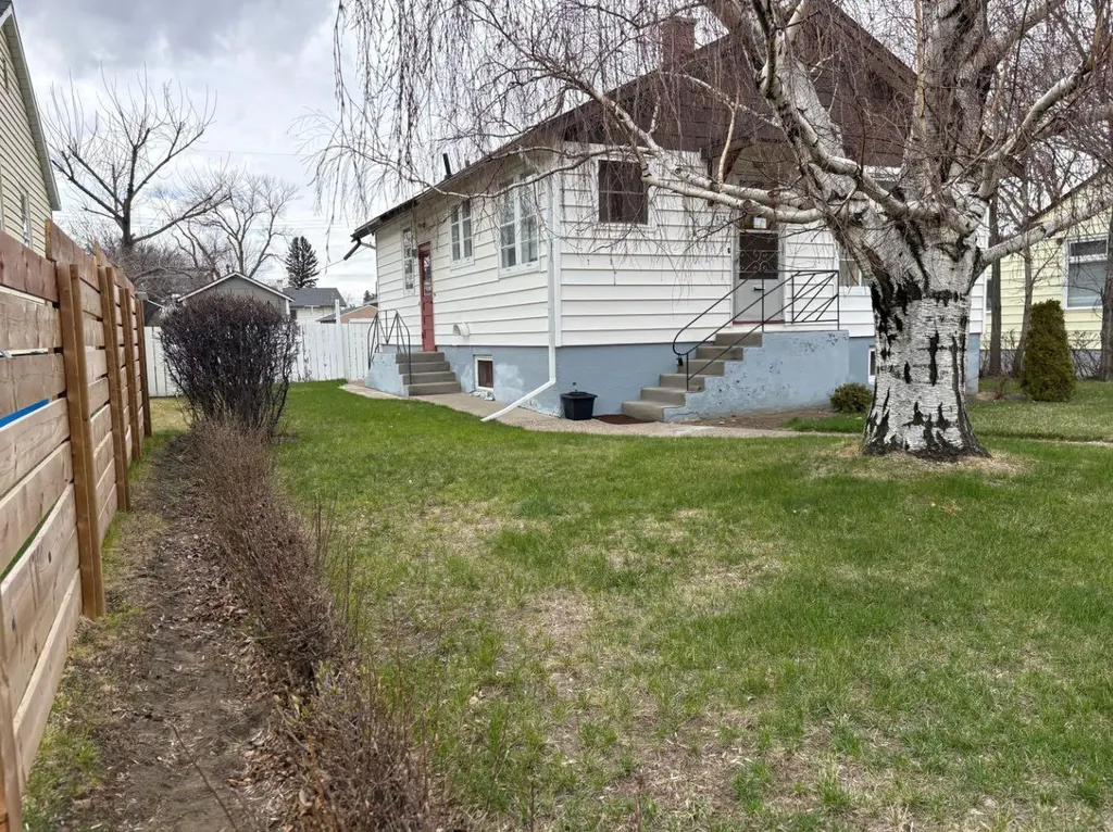 812 6 Street S Lethbridge AB T1J 2E8